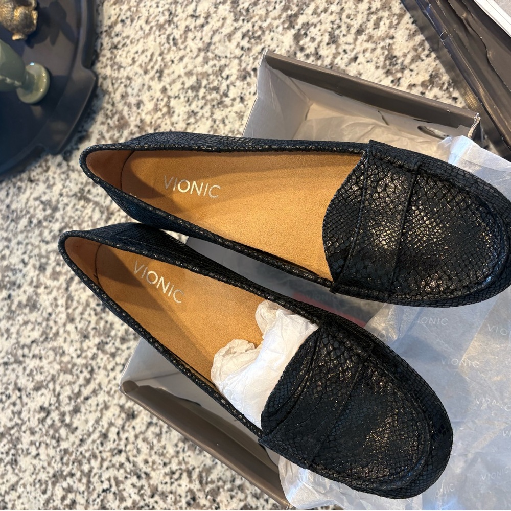 Vionic Women's Textured Black Flats